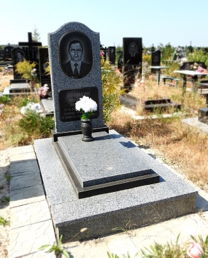 Памятник з сірого граніту