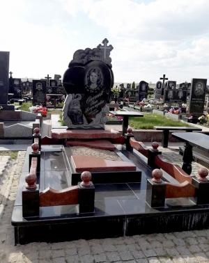Гарний пам'ятник для жінки