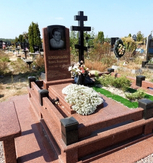 Червоний пам'ятник з хрестом