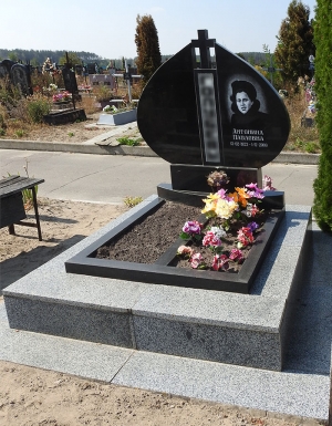 Чорно-сірий пам'ятник