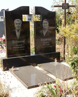 Пам'ятник із закритим квітником