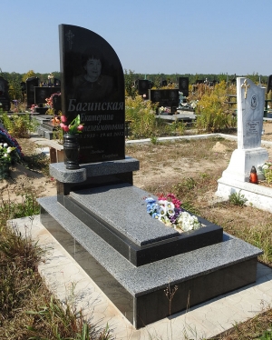 Чорно-сірий пам'ятник