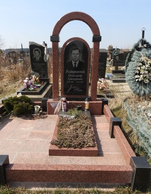 Пам'ятник  з аркою