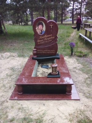 Пам'ятник із лезниковського граніту
