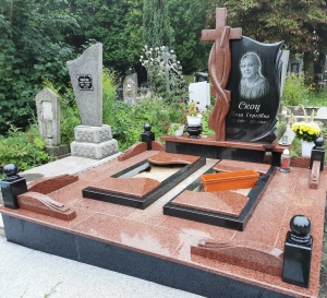 Меморіальний комплекс із хрестом