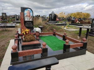 Памятник з зеркалом