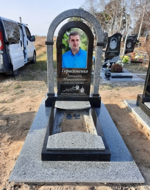 Памятник з сірого граніту