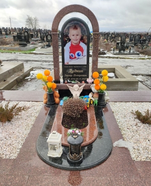 Дитячий пам'ятник із граніту