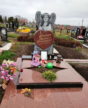Дитячий пам'ятник із граніту