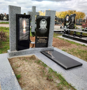 Підвійний пам'ятник із граніту