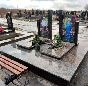 Підвійний пам'ятник із граніту