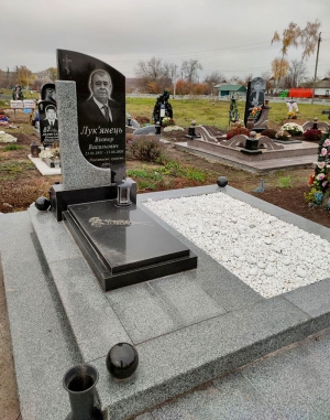 Підвійний пам'ятник із граніту