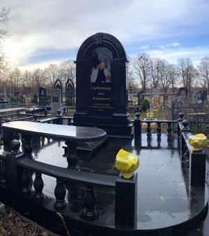 Великий чорний пам'ятник
