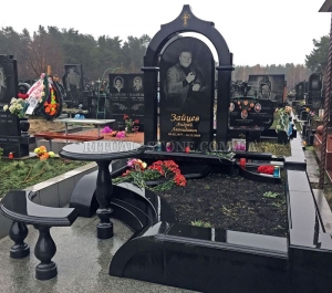 Великий пам'ятник із габро