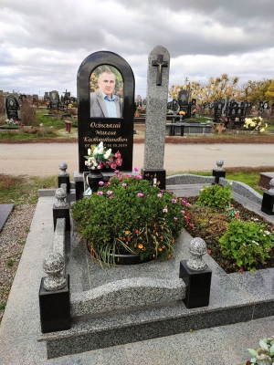 Чорно-сірий пам'ятник