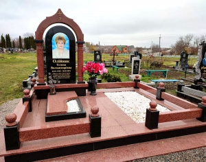 Пам'ятник з аркою