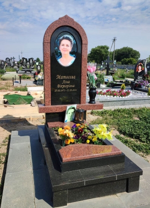 Пам'ятник із напіввідкритим квітником