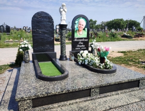Пам'ятник із маленьким ангелом