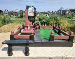 Пам'ятник з лавкою