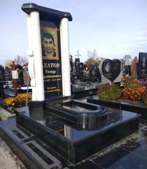 Чорний пам'ятник