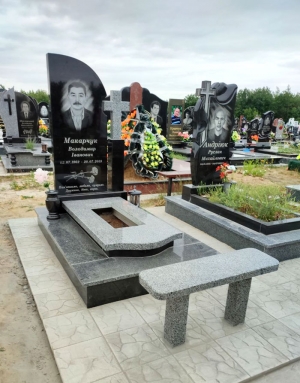 Пам'ятник з лавкою