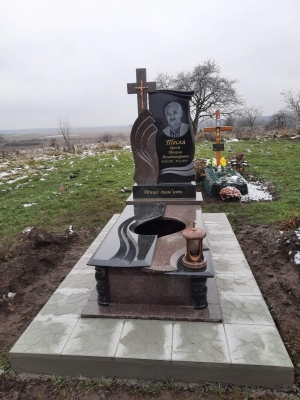 Комбінація токівського та букинського граніту