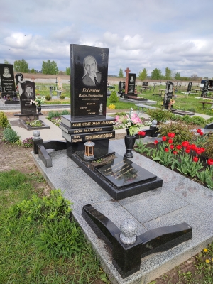 Пам'ятник у вигляді книги