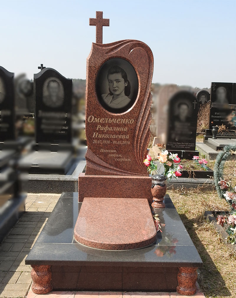 Памятник із лезниківського граніту